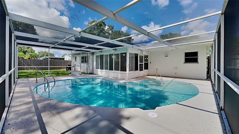 Photo 19 of 21 - 6388 20th St N, Saint Petersburg, FL 33702