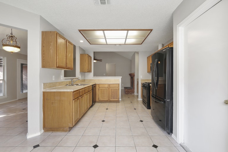 Photo 7 of 26 - 4949 Oak Hollow Dr, Grand Prairie, TX 75052