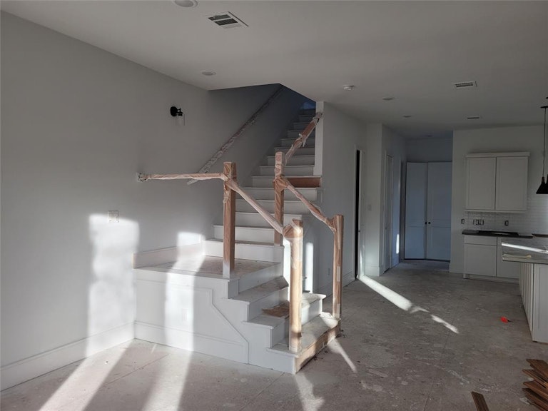 Photo 5 of 11 - 3515 Rogers St, Houston, TX 77022