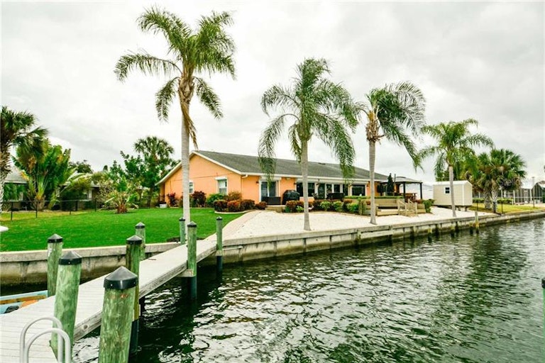 Photo 1 of 25 - 6338 Wisteria Ln, Apollo Beach, FL 33572