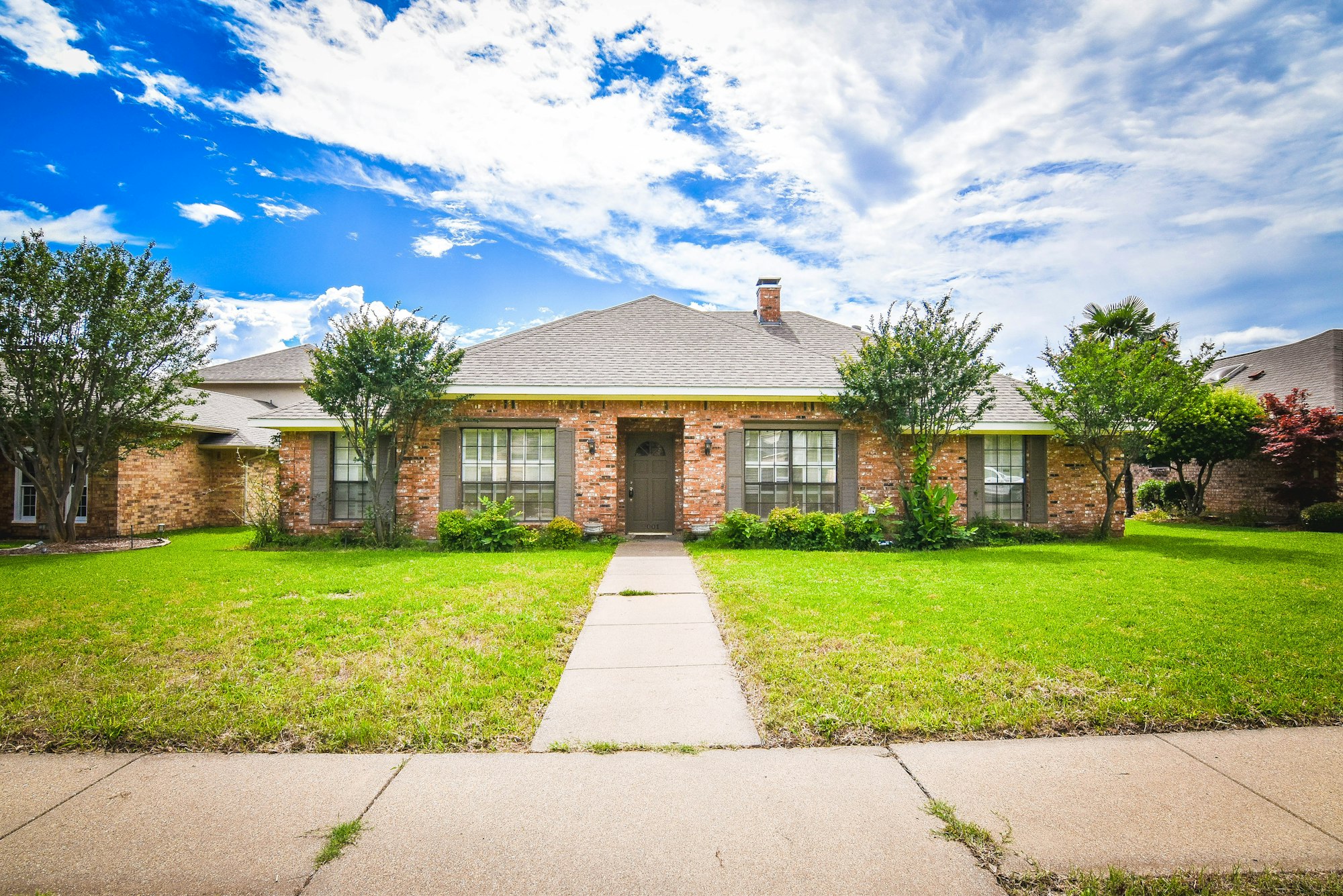 Photo 1 of 37 - 2001 Westminister Dr, Rowlett, TX 75088
