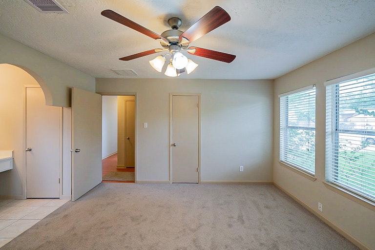 Photo 23 of 32 - 105 Greenshire Dr, League City, TX 77573