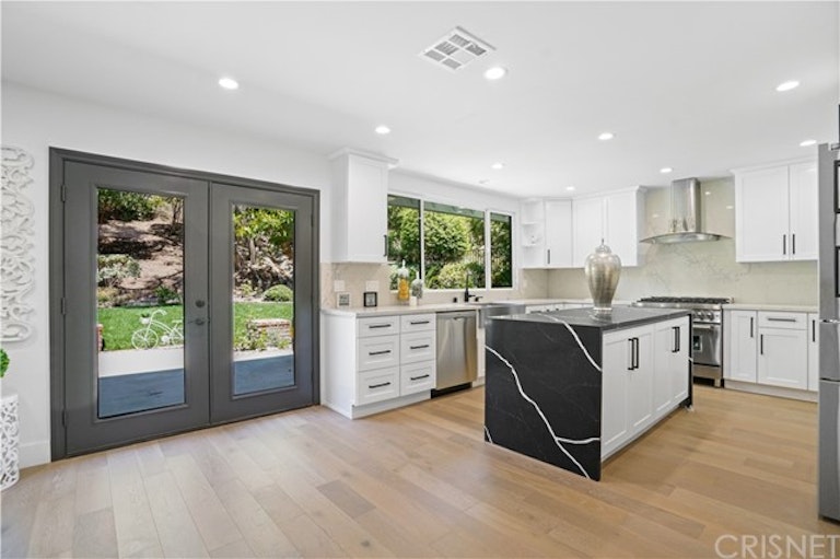 Photo 4 of 43 - 11905 Andasol Ave, Granada Hills, CA 91344