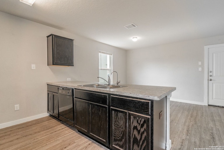 Photo 11 of 36 - 5931 Tina Park, San Antonio, TX 78242