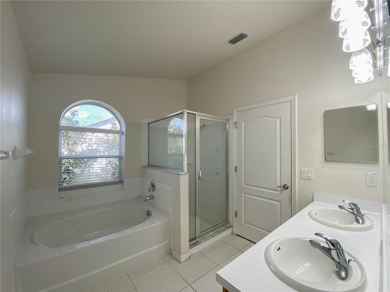 Photo 18 of 26 - 31339 Heatherstone Dr, Wesley Chapel, FL 33543