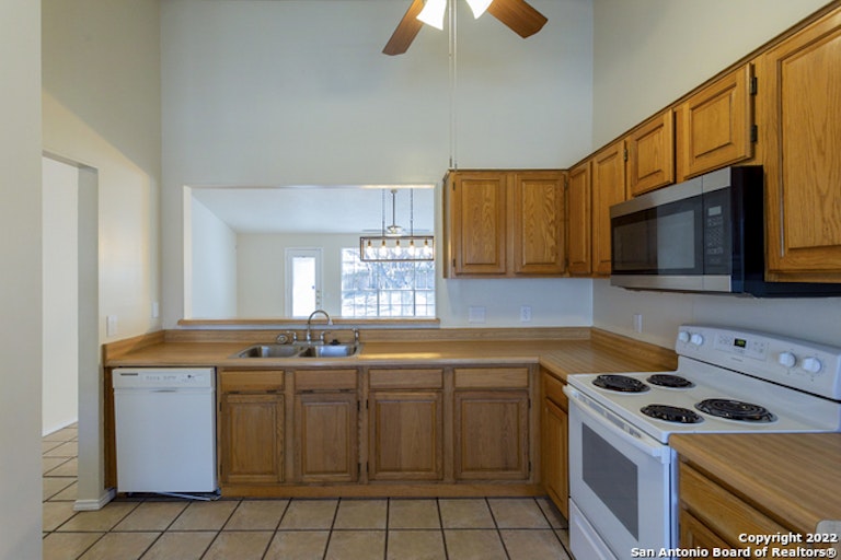 Photo 8 of 22 - 8622 Silent Oaks, San Antonio, TX 78250