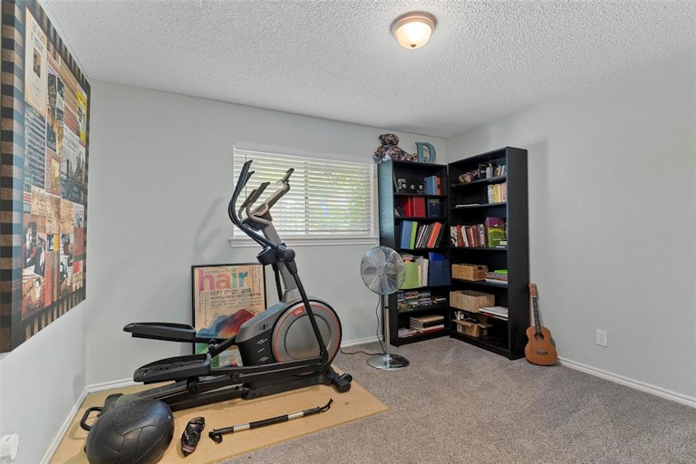 Photo 16 of 31 - 2405 Drawbridge Dr, Arlington, TX 76012
