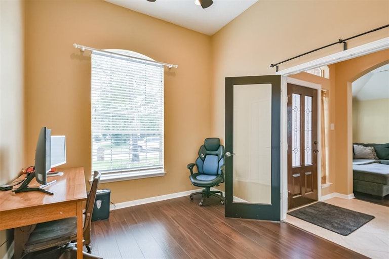 Photo 11 of 41 - 3111 Genessee Creek Ln, Friendswood, TX 77546