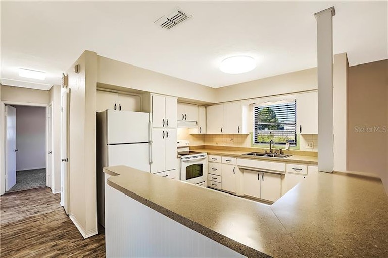 Photo 7 of 20 - 2660 56th St N, Saint Petersburg, FL 33710