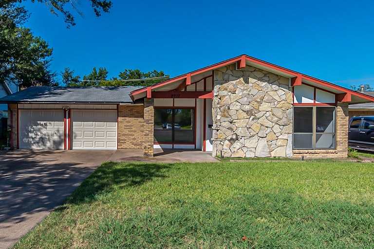 Photo 1 of 21 - 2717 Cantrell St, Irving, TX 75062