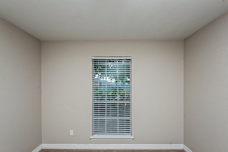 Photo 14 of 20 - 317 Oxford St, Burleson, TX 76028
