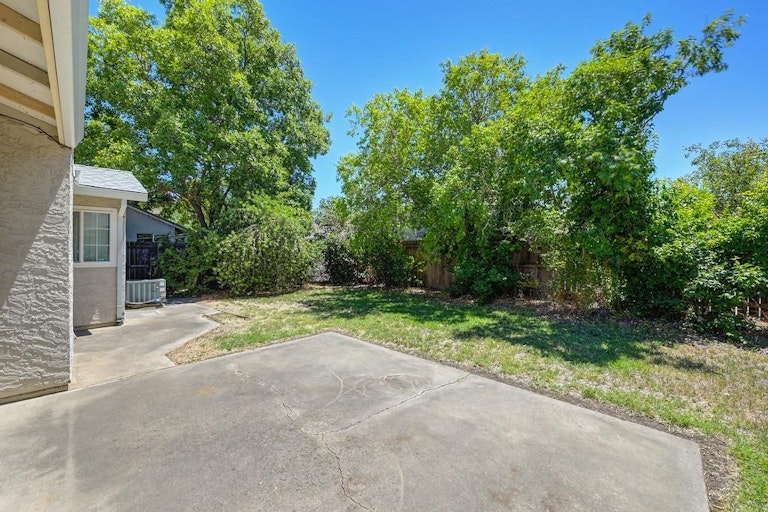 Photo 27 of 37 - 660 Tailwind Dr, Sacramento, CA 95838