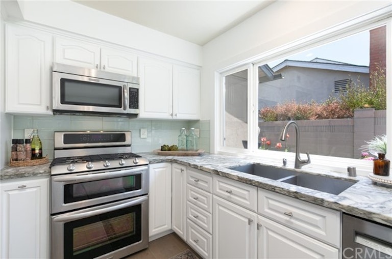 Photo 13 of 29 - 17201 Berlin Ln, Huntington Beach, CA 92649