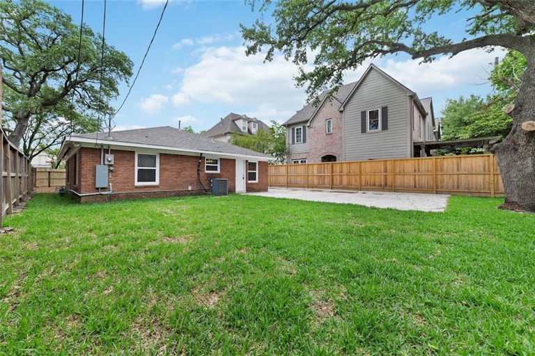 Photo 7 of 26 - 2610 W Holcombe Blvd, Houston, TX 77025