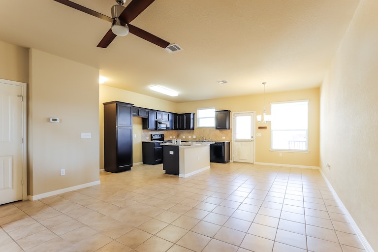 Photo 12 of 25 - 317 Crater Lake Dr, Pflugerville, TX 78660