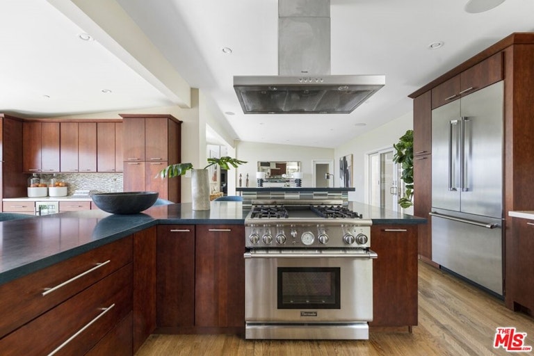 Photo 15 of 51 - 5611 Park Oak Pl, Los Angeles, CA 90068