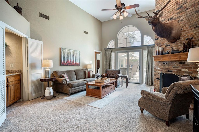 Photo 4 of 40 - 7115 Spruce Forest Ct, Arlington, TX 76001