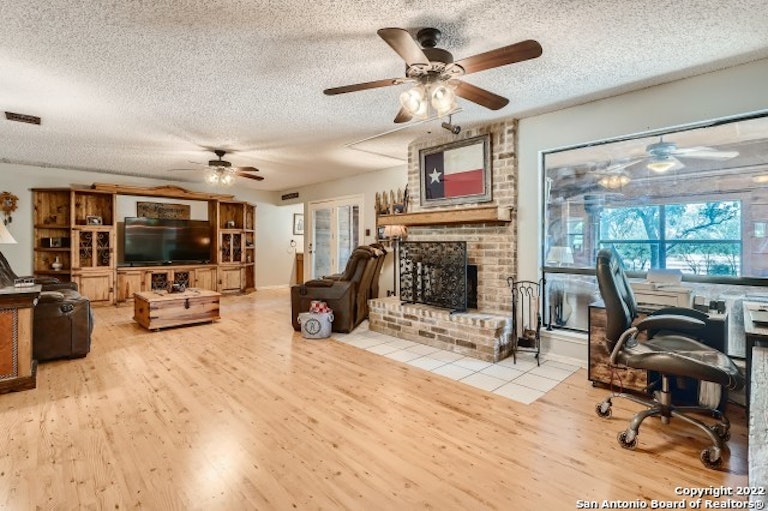 Photo 10 of 38 - 1122 Crescent Hill Dr, San Antonio, TX 78253