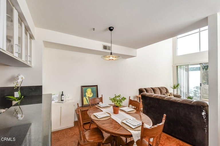 Photo 12 of 32 - 3944 Kentucky Dr #7, Los Angeles, CA 90068