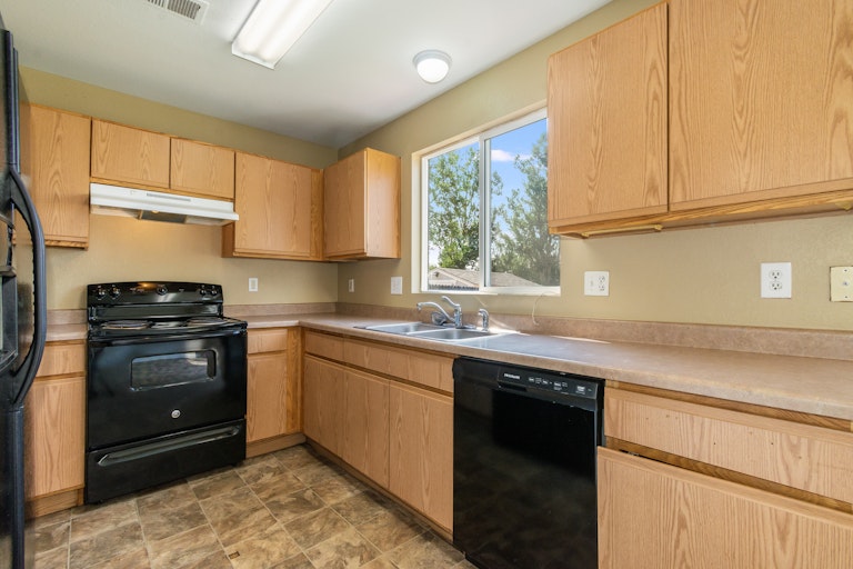 Photo 9 of 19 - 15645 E 50th Ave, Denver, CO 80239