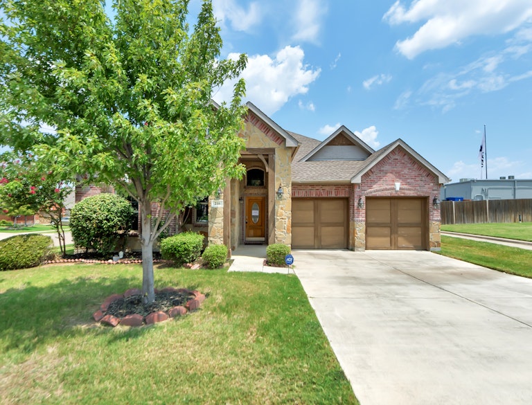 Photo 1 of 27 - 216 Moonlight Dr, Euless, TX 76039