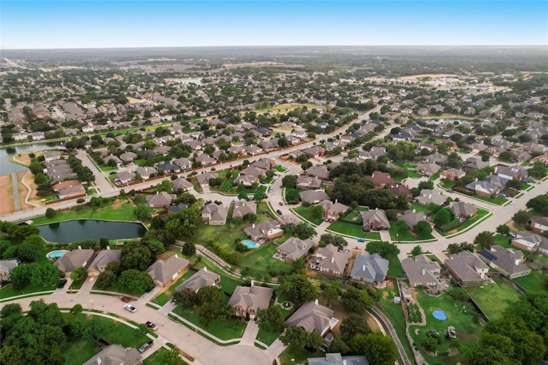 Photo 24 of 39 - 2608 Valencia Ln, Denton, TX 76210