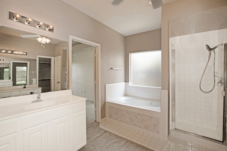 Photo 4 of 17 - 11919 Lakewood Hills Dr, Tomball, TX 77377