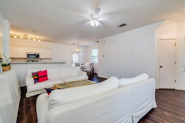 Photo 4 of 32 - 4703 Valcour Bay Ln, Austin, TX 78754