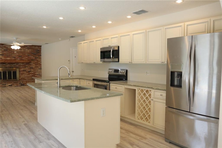 Photo 6 of 19 - 8321 Philadelphia Ave, Spring Hill, FL 34608