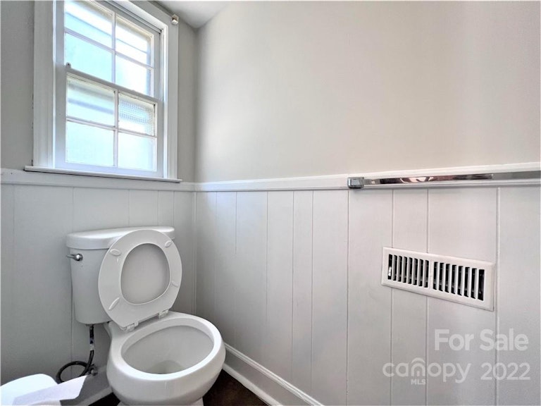 Photo 10 of 33 - 7427 Meadowdale Ln, Charlotte, NC 28212