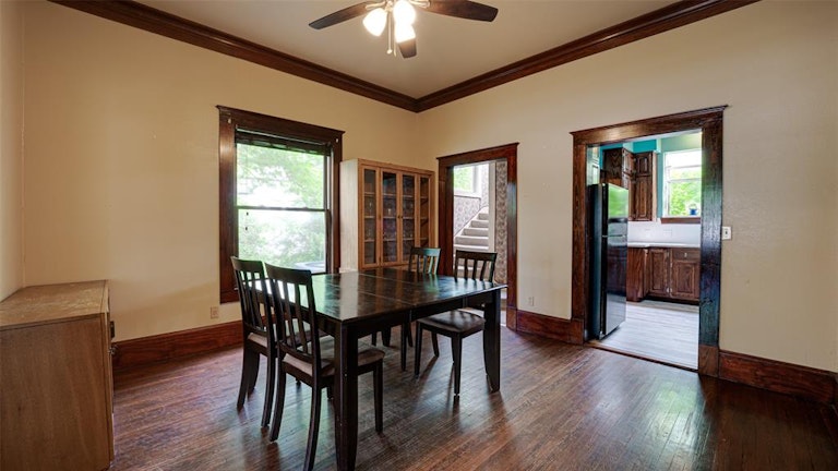 Photo 10 of 40 - 613 E Marvin Ave, Waxahachie, TX 75165