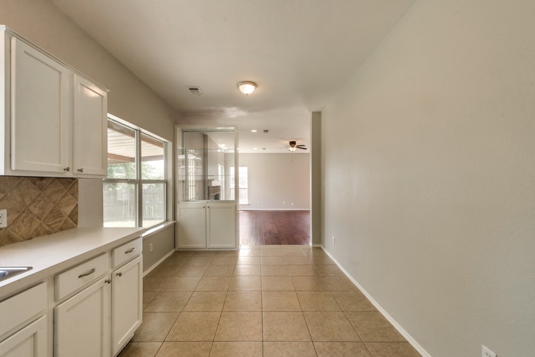 Photo 4 of 31 - 3261 Silent Creek Trl, Hurst, TX 76053