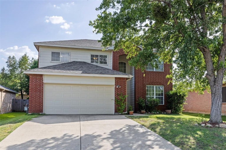 Photo 2 of 32 - 1105 Indian Trail Ct, Roanoke, TX 76262