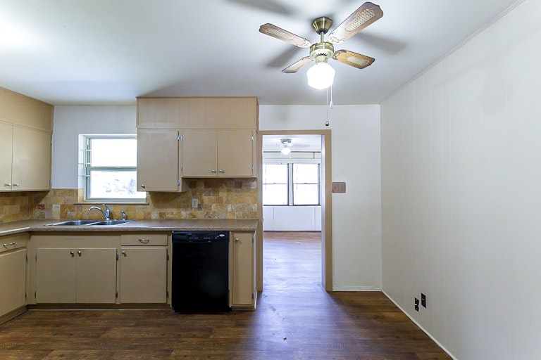 Photo 8 of 18 - 4614 Stoneleigh Dr, San Antonio, TX 78220