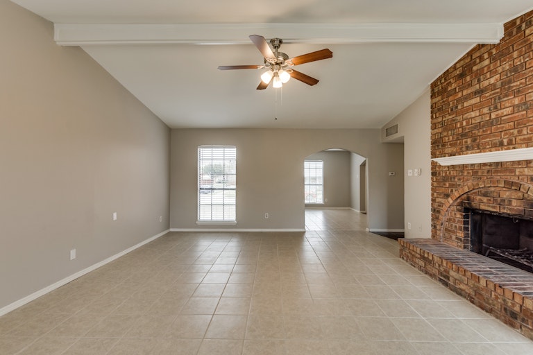 Photo 4 of 26 - 5001 Watkins Cir, The Colony, TX 75056