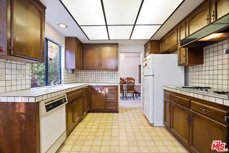 Photo 16 of 53 - 18502 Entrada Ct, Porter Ranch, CA 91326