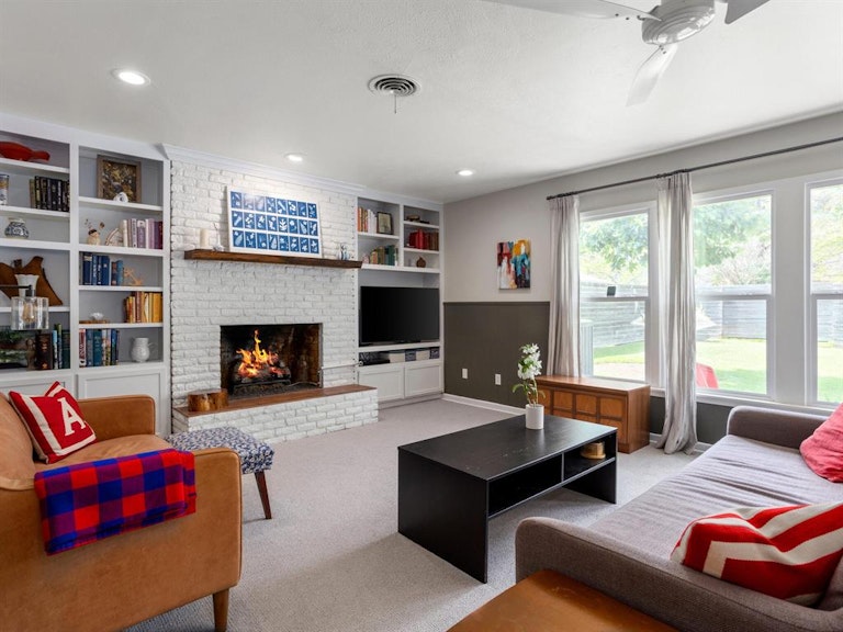 Photo 15 of 33 - 4028 Lovell Ave, Fort Worth, TX 76107