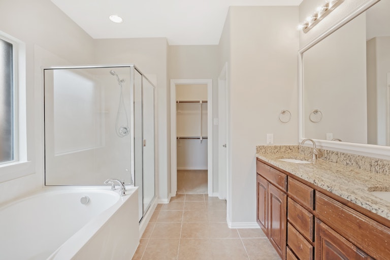 Photo 14 of 27 - 11925 Sundog Way, Fort Worth, TX 76244