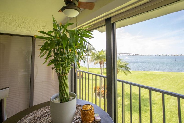 Photo 3 of 32 - 6295 Bahia Del Mar Cir #213, Saint Petersburg, FL 33715