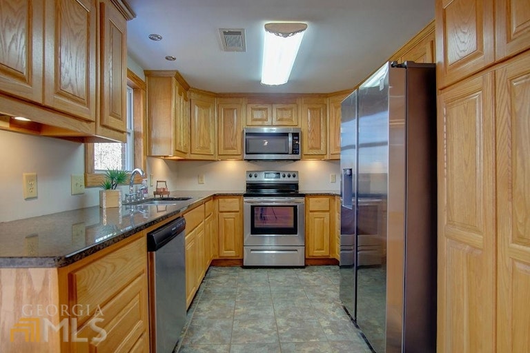 Photo 33 of 62 - 610 Island Shoals Rd, Covington, GA 30016