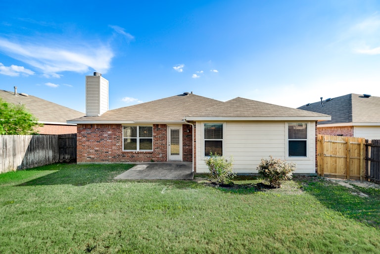 Photo 5 of 27 - 10409 Lake Bend Trl, Hurst, TX 76053