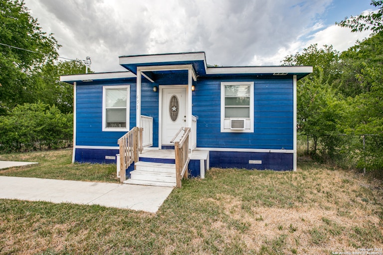 Photo 3 of 21 - 451 Ferris Ave, San Antonio, TX 78220