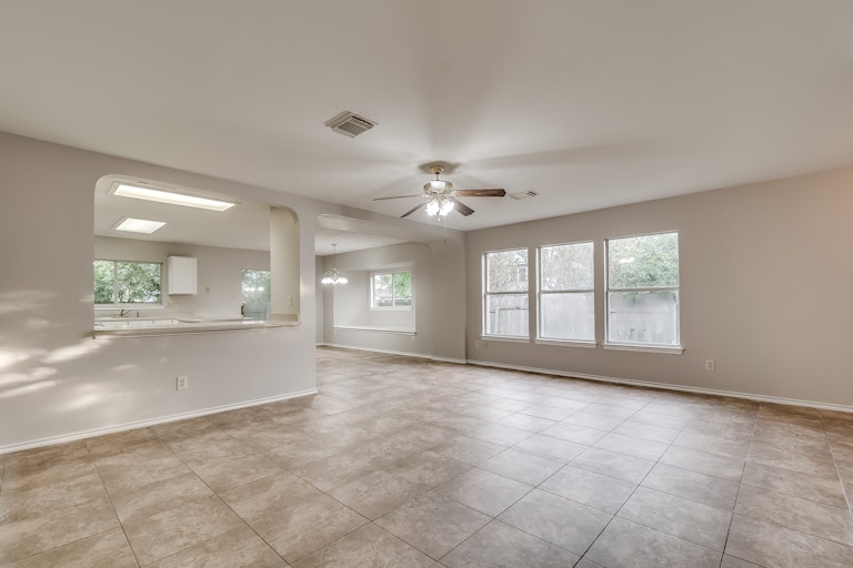 Photo 7 of 22 - 9534 Andrew Pt, San Antonio, TX 78251