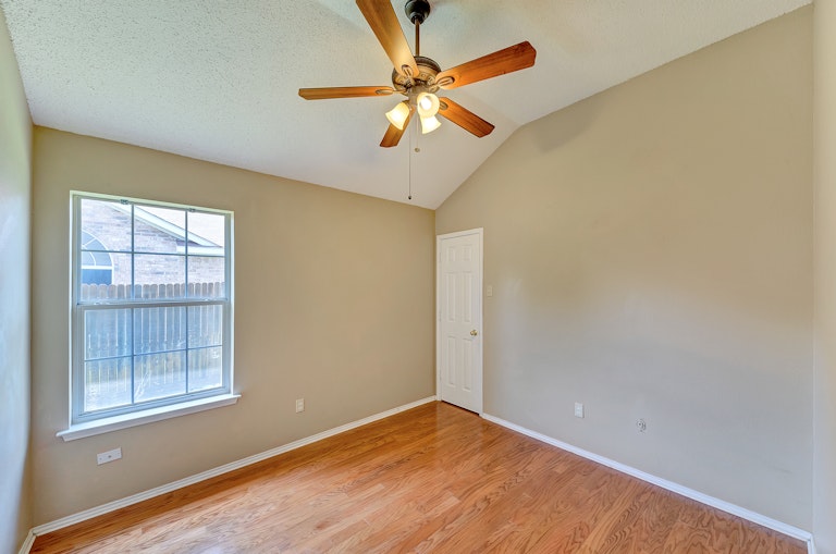 Photo 21 of 28 - 8755 Saranac Trl, Fort Worth, TX 76118