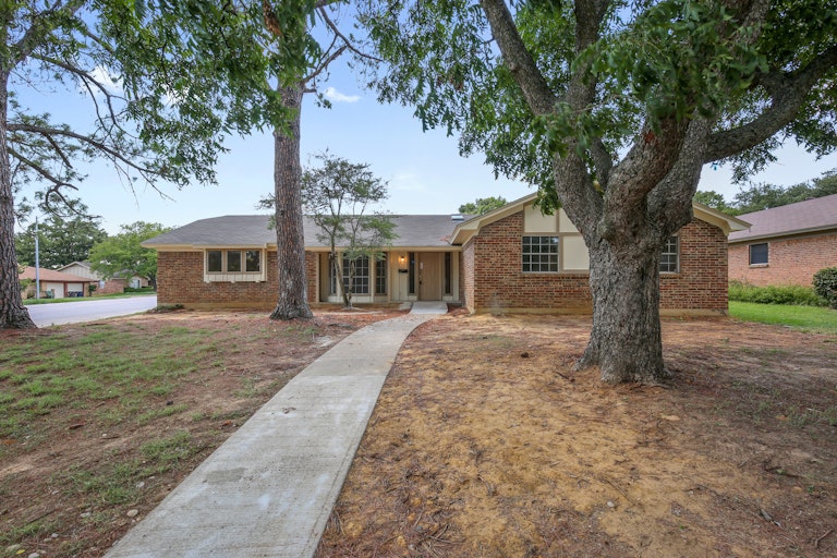 Photo 1 of 26 - 1620 Janice Ln, Fort Worth, TX 76112