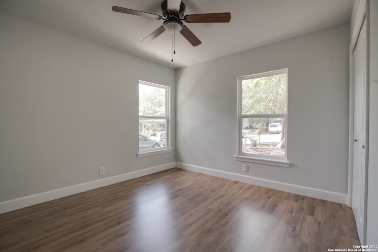 Photo 18 of 30 - 419 Dresden Dr, San Antonio, TX 78213