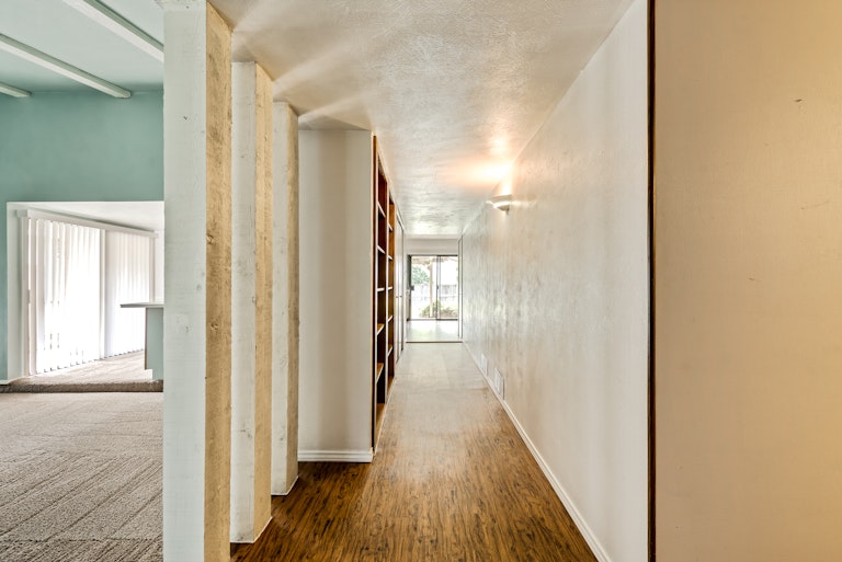 Photo 8 of 27 - 8510 Londonderry Ln, Dallas, TX 75228