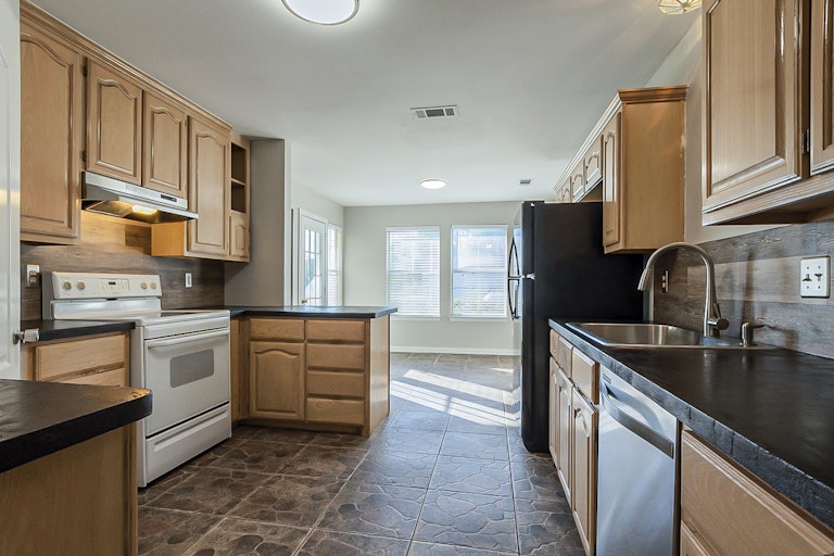 Photo 2 of 28 - 409 Wolf Run Ct, Lavon, TX 75166