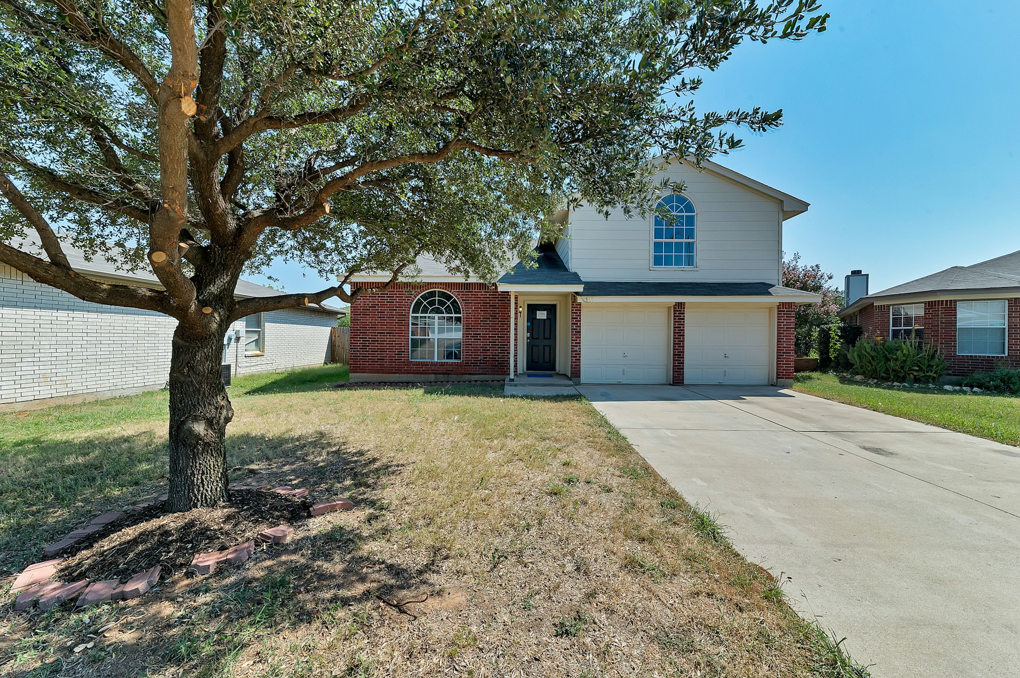Photo 1 of 28 - 8141 Dripping Springs Dr, Fort Worth, TX 76134
