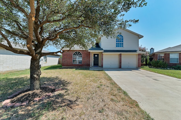 Photo 1 of 28 - 8141 Dripping Springs Dr, Fort Worth, TX 76134